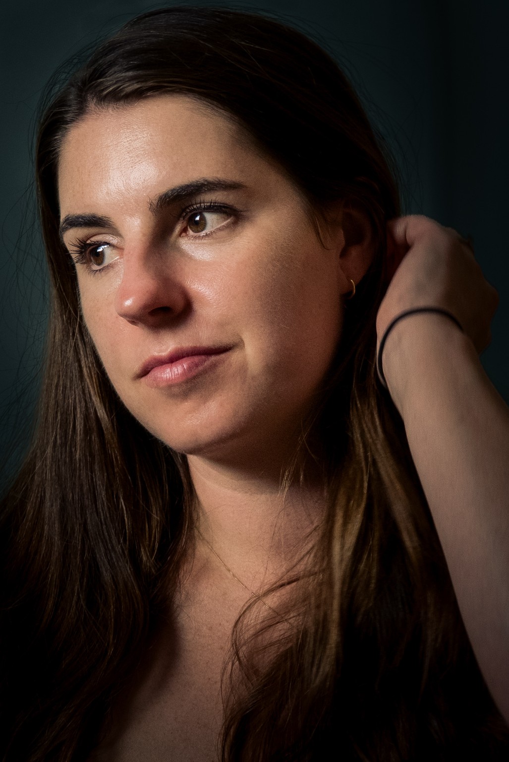 Filmisch portret van een vrouw tegen een donkere achtergrond